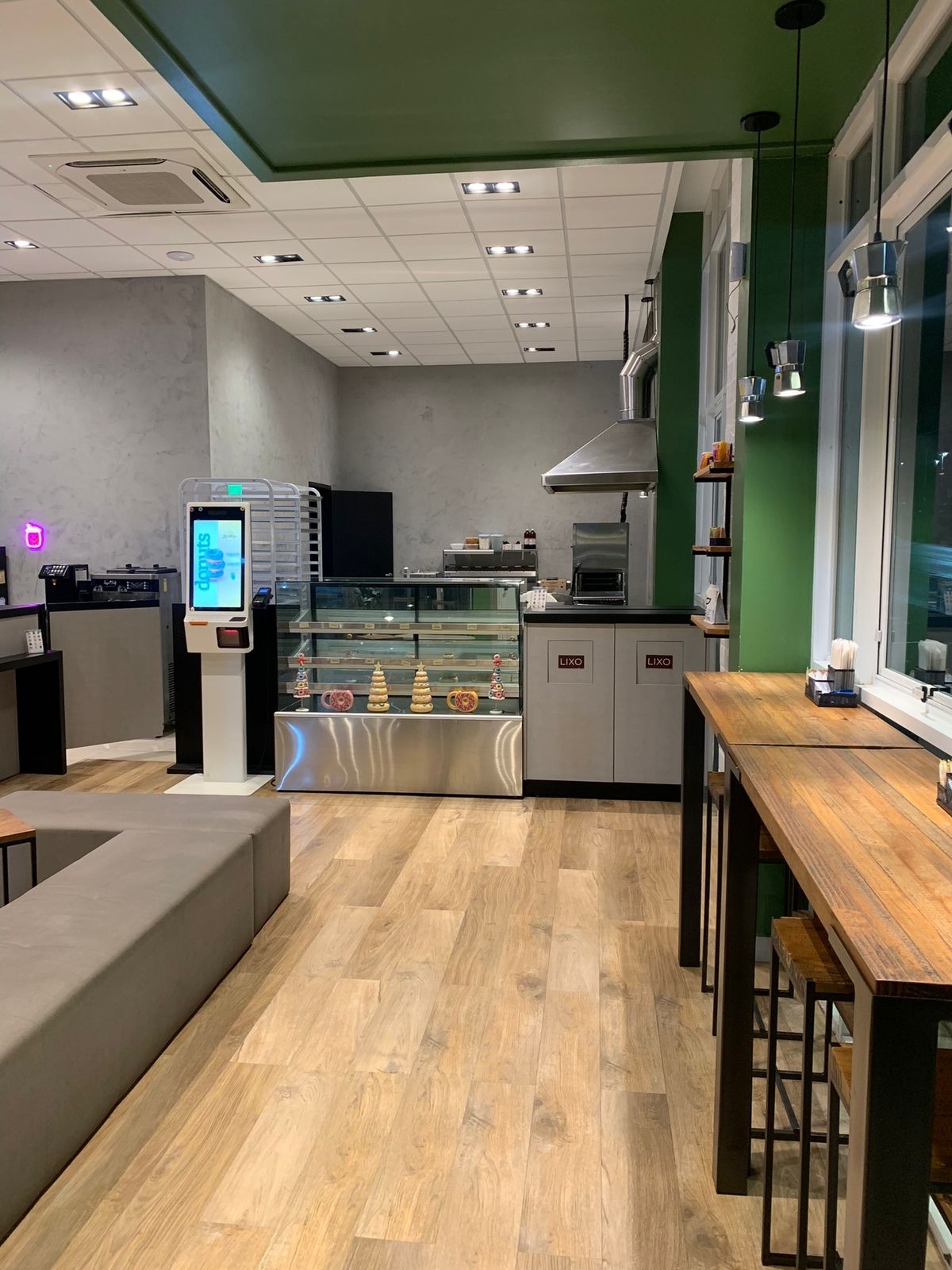 ÓTIMA OPORTUNIDADE – CAFETERIA COMPLETA E PRONTA PARA OPERAR 