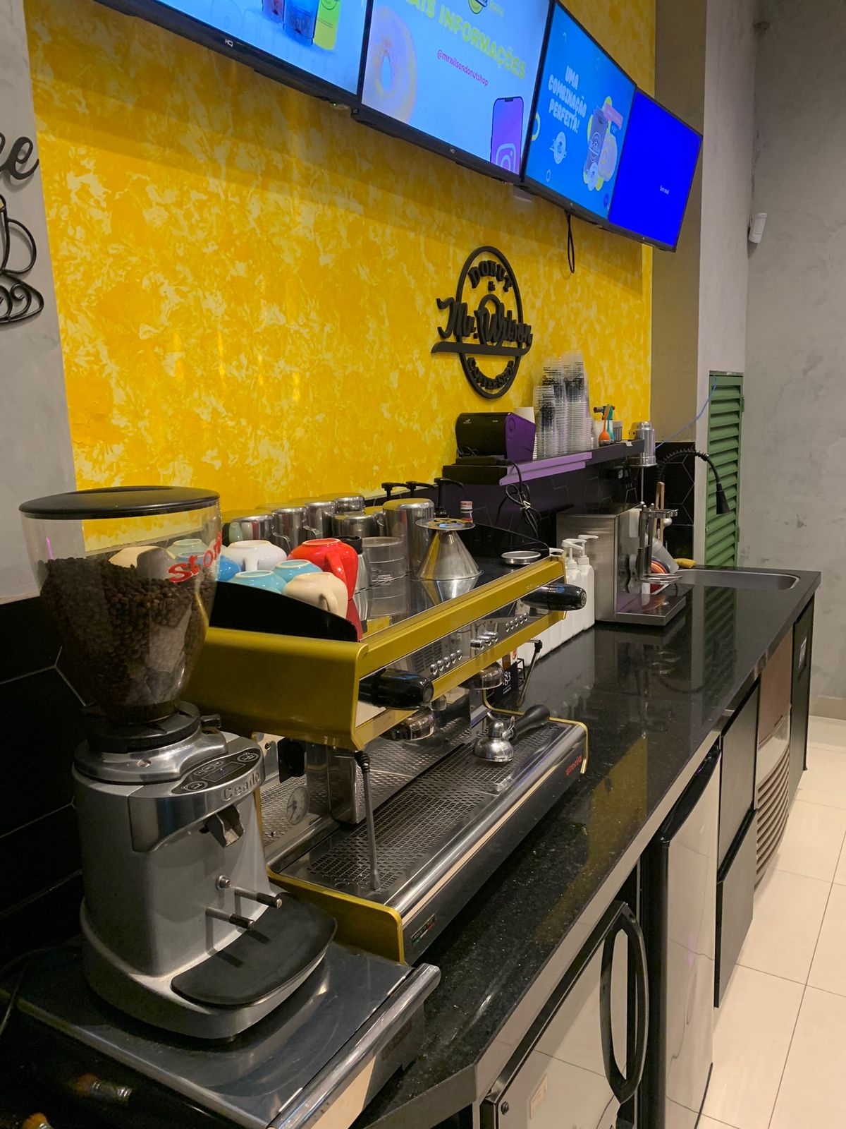 ÓTIMA OPORTUNIDADE – CAFETERIA COMPLETA E PRONTA PARA OPERAR 