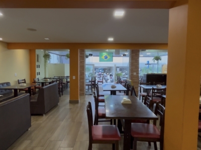 Restaurante completo à venda em Itajaí – em frente ao Shopping | 84 lugares | Cozinha completa | Pronto para trabalhar