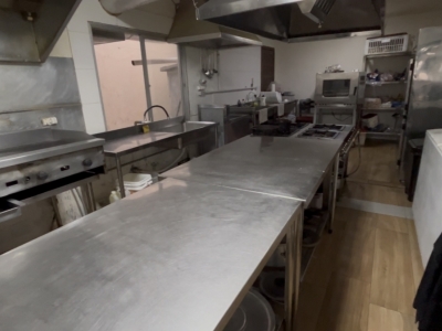 Restaurante completo à venda em Itajaí – em frente ao Shopping | 84 lugares | Cozinha completa | Pronto para trabalhar