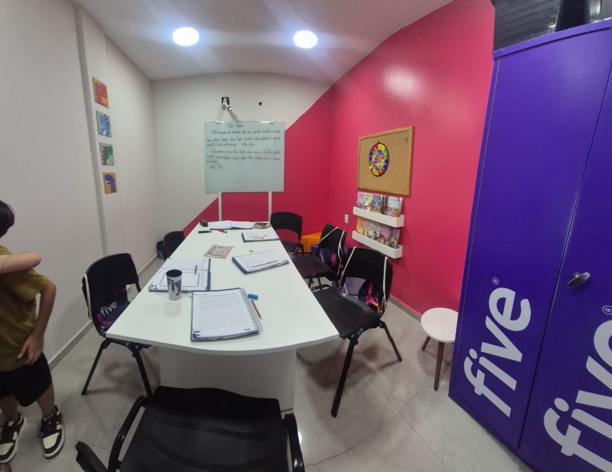 Vende-se escola de idiomas consolidada, com carteira ativa de alunos, estrutura completa nova
