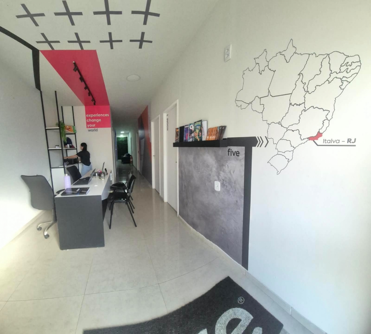 Vende-se escola de idiomas consolidada, com carteira ativa de alunos, estrutura completa nova
