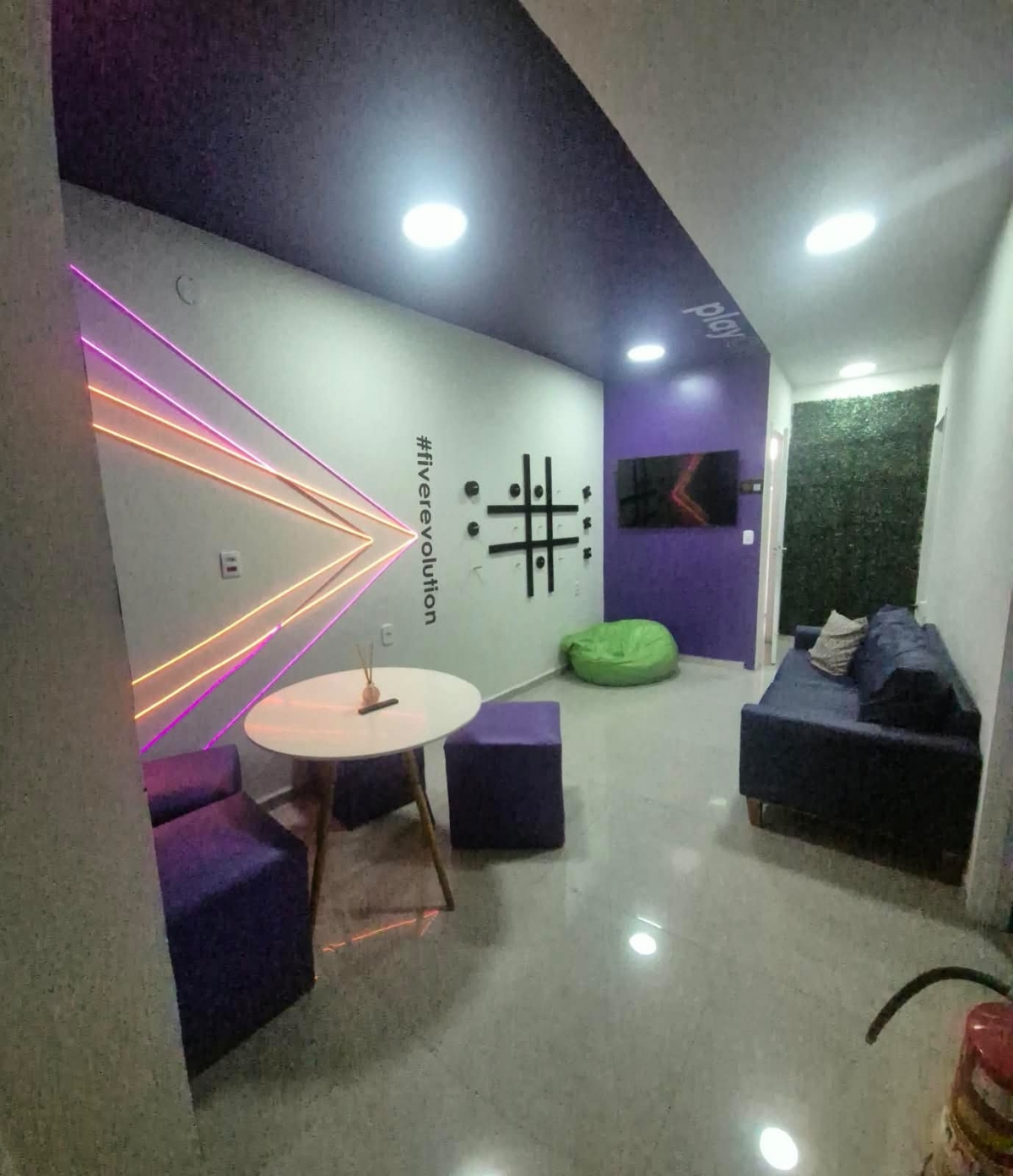 Vende-se escola de idiomas consolidada, com carteira ativa de alunos, estrutura completa nova