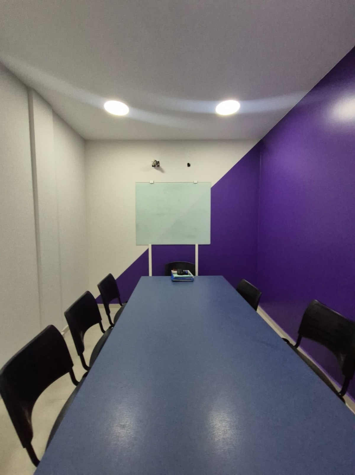 Vende-se escola de idiomas consolidada, com carteira ativa de alunos, estrutura completa nova