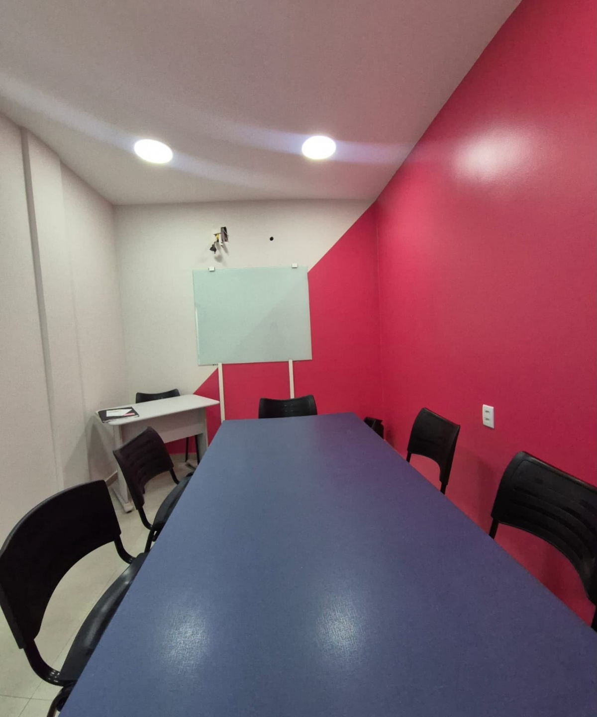 Vende-se escola de idiomas consolidada, com carteira ativa de alunos, estrutura completa nova