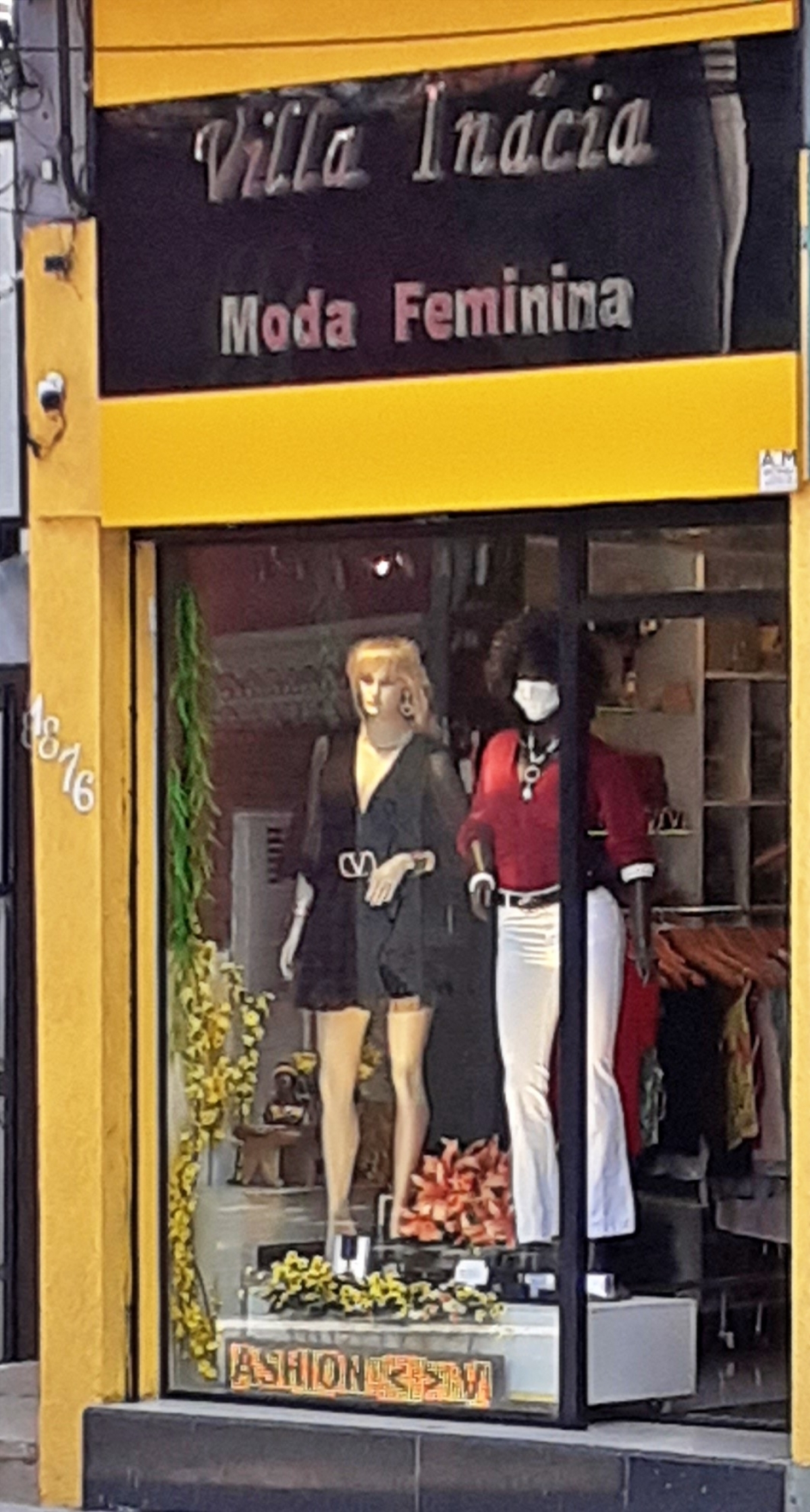 Loja de Moda Feminina (estoque e equipamentos)
