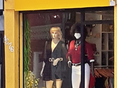 Loja de Moda Feminina (estoque e equipamentos)
